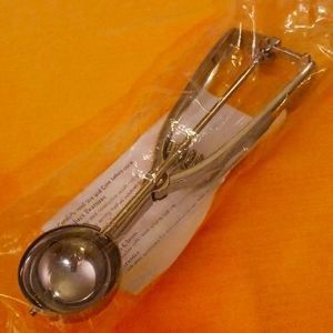 PAMPERED CHEF Medium Scoop - NEW